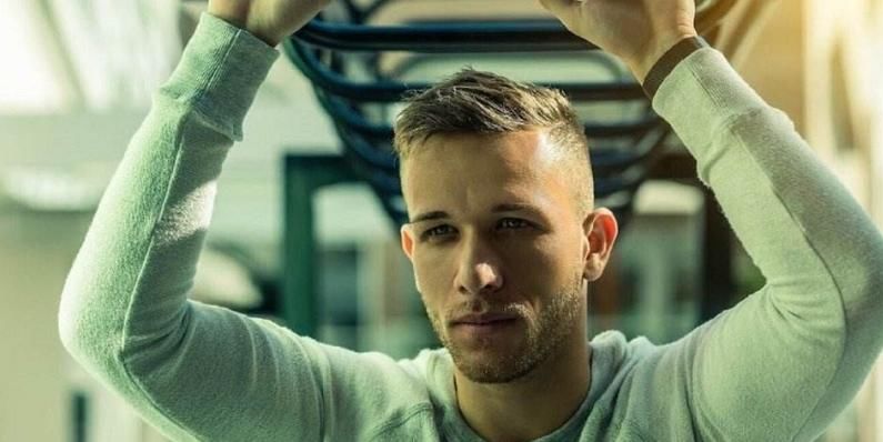 全队共有六 全队共有六